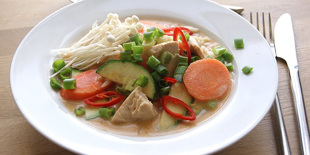Dejlig thaisuppe med kylling, kokosmælk og masser af friske grøntsager