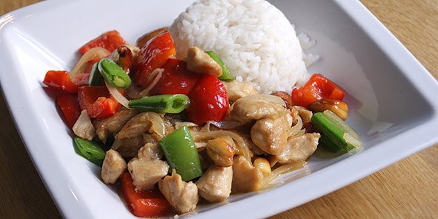 Lækker thairet med kylling og cashewnødder serveret med ris til
