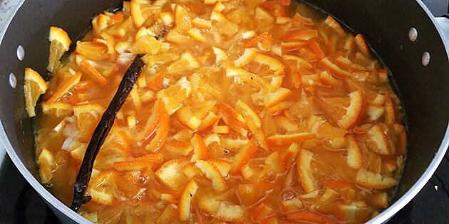 Vaniljestangen koger med og giver masser af smag til marmeladen.