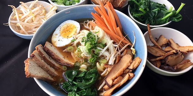Nudelsuppen er lavet i en vegetar version med tofu