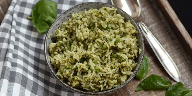 Risene koges med grøntsagerne, så de bliver ekstra sunde.