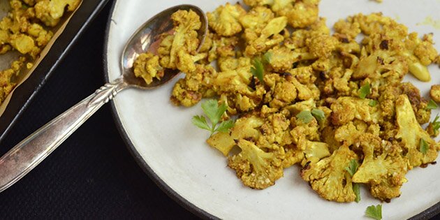 Servér de stegte blomkål som tilbehør eller i en salat.