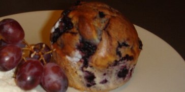 Muffinsene kan serveres med is og frugt eller spises for sig selv.