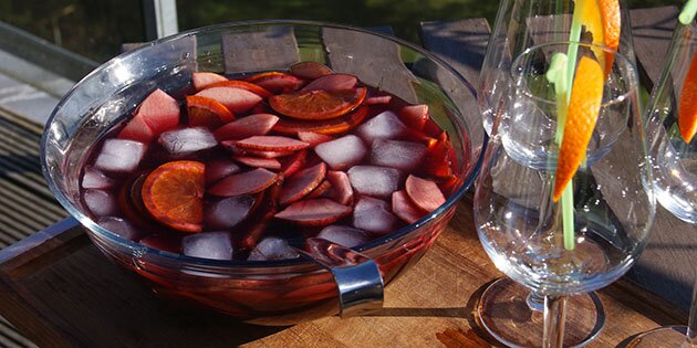 Original opskrift på sangria med rødvin, appelsin, Grand Marnier og danskvand.