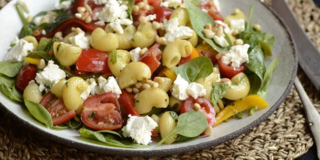 Salaten får masser af smag fra skønne cherrytomater og stegte peberfrugter.