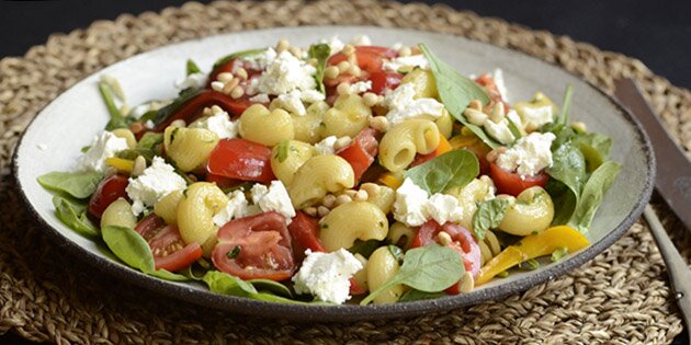 Ristede pinjekerner tilføjer et sprødt element til pastasalaten.