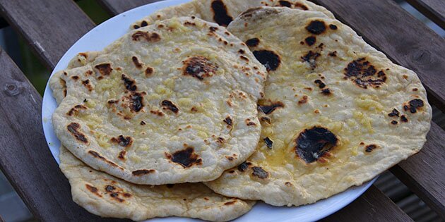 Lækre pandestegte naanbrød med hvidløg og smør.