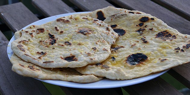 Når man steger naanbrød på panden, får de den helt rigtige autentiske indiske smag.