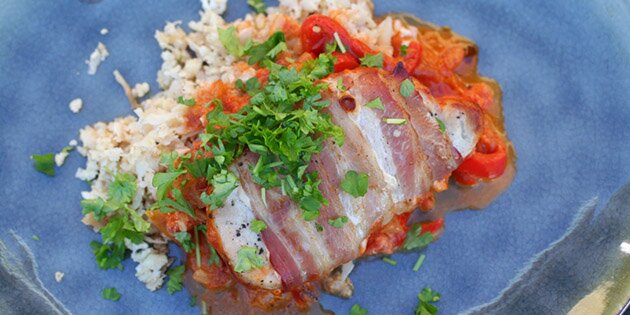 Her er retten serveret med blomkålsris.