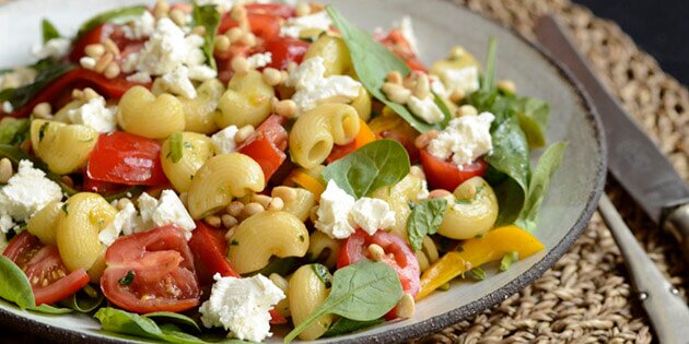 Den lækre pastasalat med spinat og smuldret feta.