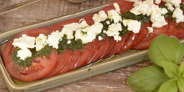 Den lækre salat med tomat, feta og krydderurteolie, der giver ekstra meget smag.