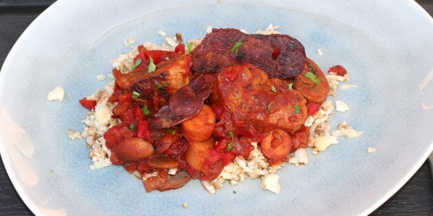 Her er retten serveret med blomkålsris - det er sund og lækker aftensmad.