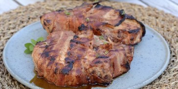 De lækre koteletter steges perfekt på grillen med lækker barbecuemarinade og bacon.