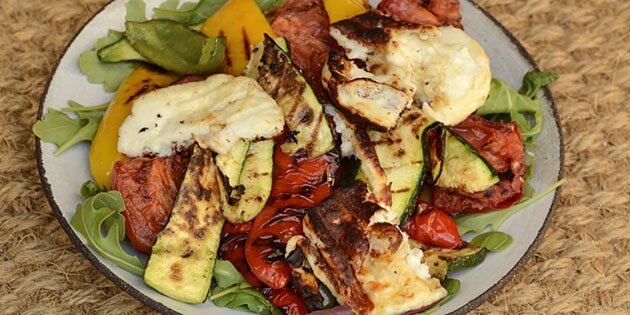 Brug den lækre grillsalat som tilbehør til al slags grillmad eller som fyldig vegetarisk hovedret.