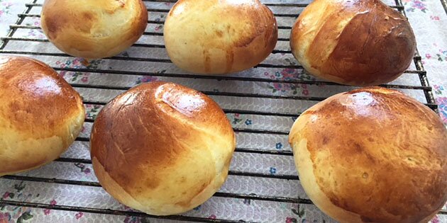 Bollerne skal køle af på en rist