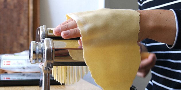 Hjemmelavet pasta er faktisk overraskende nemt at lave - særligt med denne opskrift