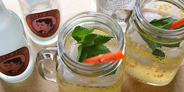Drinken kan toppes med frisk mynte for at give lidt ekstra smag