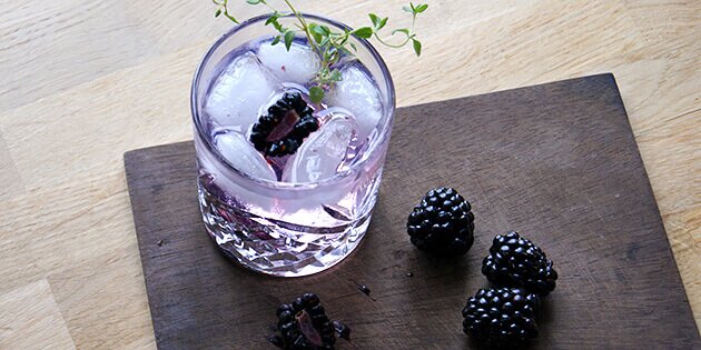 Frisk og lækker gin og tonic med timian og brombær