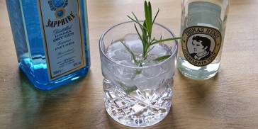 Skøn variant af gin og tonic med hyldeblomst og rosmarin