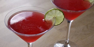 Cosmopolitan drinks pyntet med lime