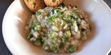 Den lækre risotto med parmesan og asparges er en virkelig skøn ret, der med garanti vil begejstre.