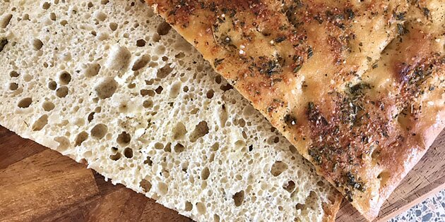 Opskriften giver en hel bradepande med det lækre focaccia brød, der er fyldt med lufthuller.