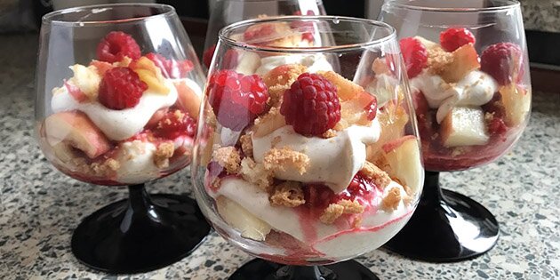 Hindbær, fersken og makroner i skøn forening med vaniljecreme i de lækre trifli desserter.