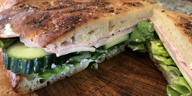 Den lækre focaccia sandwich er perfekt til picnic eller madpakke.