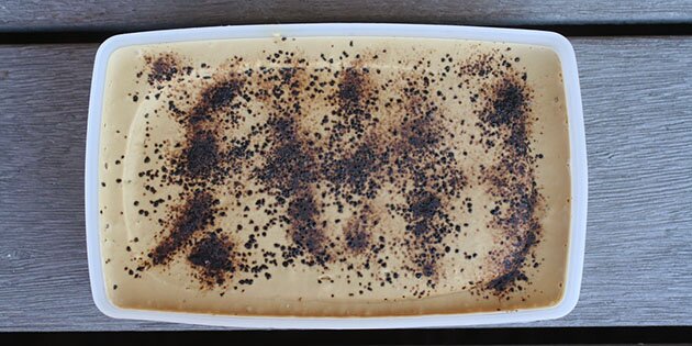 Isen drysset med lakridspulver i bøtten.