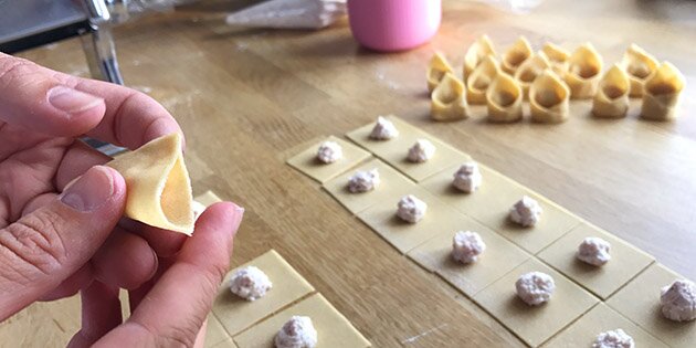 Form pastaen rundt om fingeren