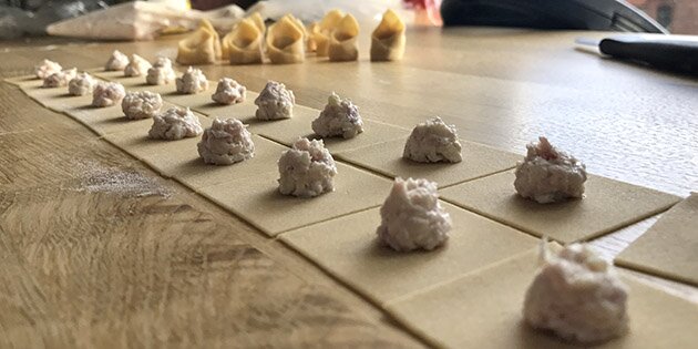 Tortellinierne er fyldt med skinke og ost