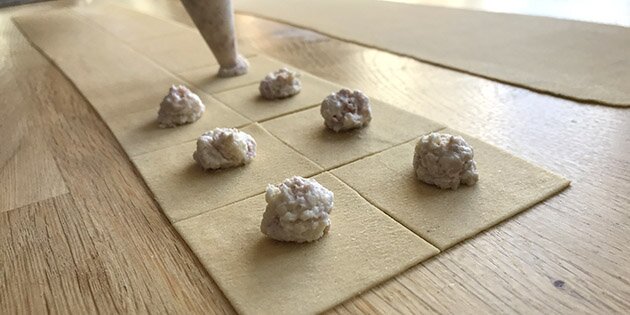 Fyldet indeholder både parmesan, mozzarella og ricotta