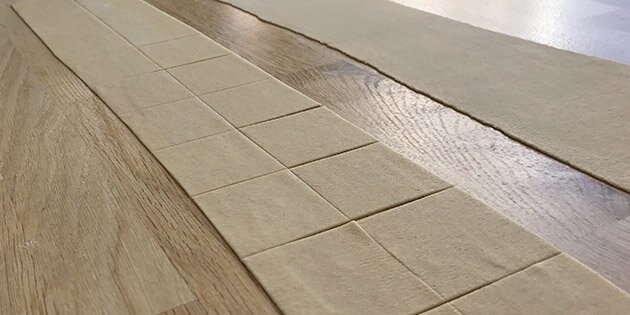 Pastaen rulles ud og skæres i firkanter