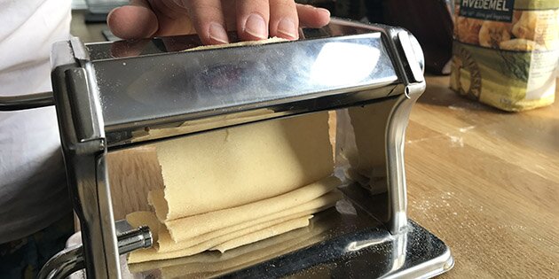 Man kan med fordel bruge en pastamaskine