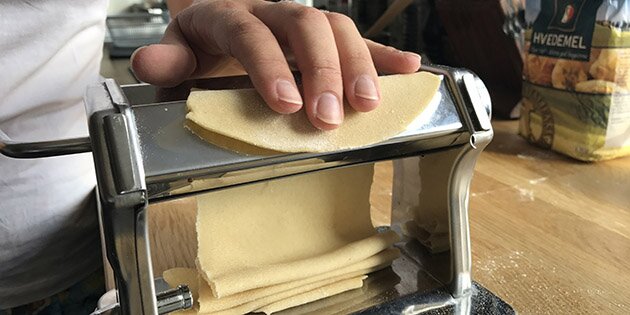 Pastaen skal have en tykkelse på tre, såfremt pastamaskinen tæller nedad