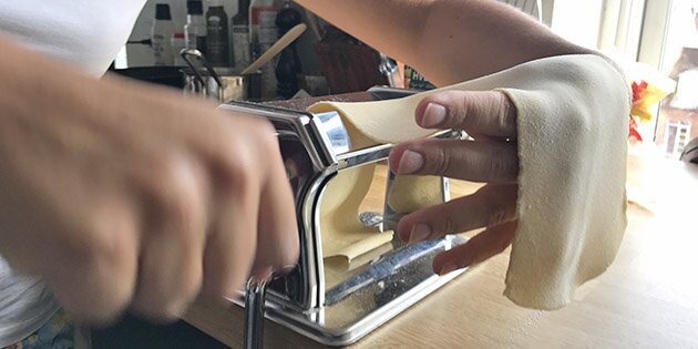 Det kræver håndelag, men pastaen kan også rulles ud med kagerulle