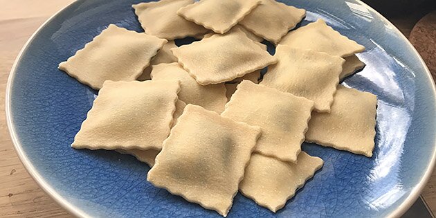 De hjemmelavede ravioli før de bliver kogt