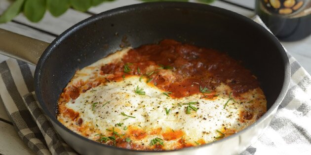 Pocherede æg i en utroligt velsmagende tomatsauce er essensen af denne nemme italienske ret.