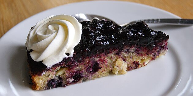 Pyntet flot med flødeskum er den lækre kage med blåbær og hvid chokolade super flot.