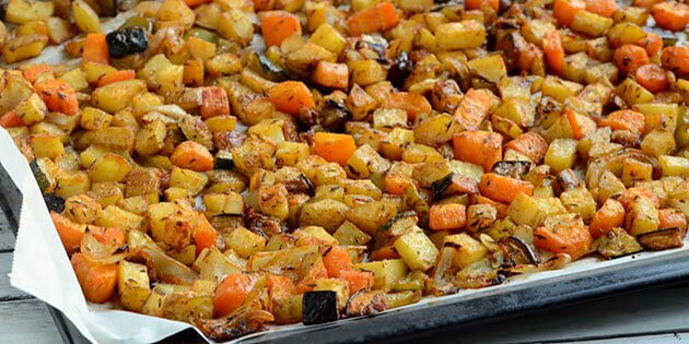 Den skønne blanding af kartofler, gulerødder, peberfrugt, squash og aubergine er blevet gyldne og lækre.