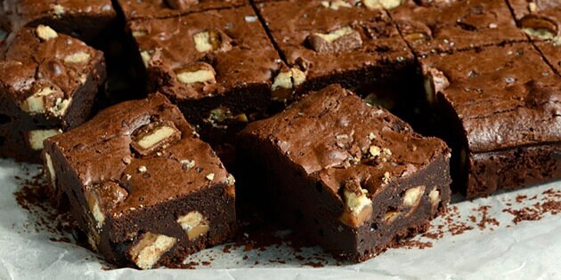 Twixsstykkerne giver en lækker kontrast til den fugtige kage.