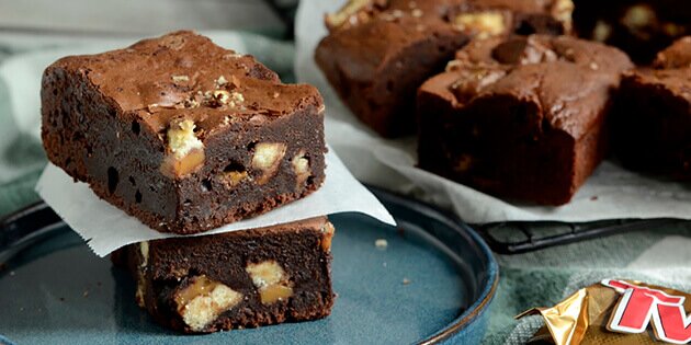 Den lækre brownie er fyldt med knasende stykker af Twix.
