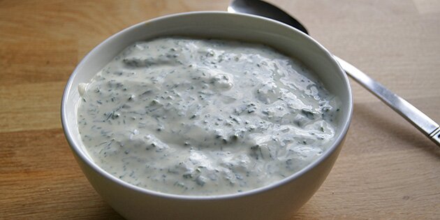 Lækker creme fraiche dressing med masser af friske krydderurter og sennep