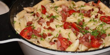 Nem opskrift på lækker one pot pasta fyldt med sprød bacon, kylling og lækker sovs med fløde og parmesan
