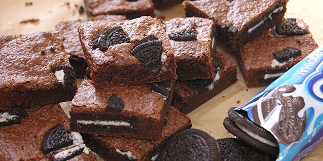 De sprøde Oreos gør brownien ekstra lækker