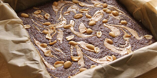 Den lækre brownie med peanutbutter og knasende peanuts på toppen.