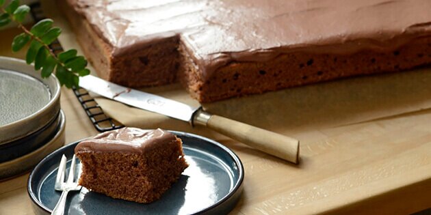 Den lækreste chokolade-flødeosteglasur gør kanelkagen ekstra lækker.