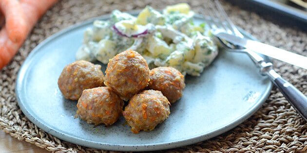 Lækre ovnbagte frikadeller med gulerødder og rødløg