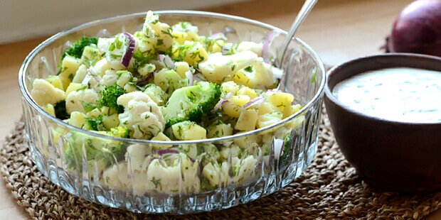 Fantastisk kartoffelsalat med både blomkål og broccoli samt den skønne dressing.