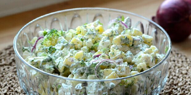Den gode kartoffelsalat er perfekt til f.eks. frikadeller eller farsbrød.